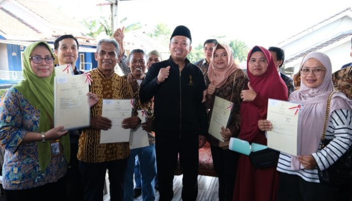 Menteri Nusron Serahkan Sertipikat Elektronik ke Rumah Warga Manggar Kota Balikpapan
