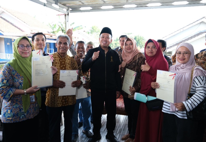Serahkan Sertipikat