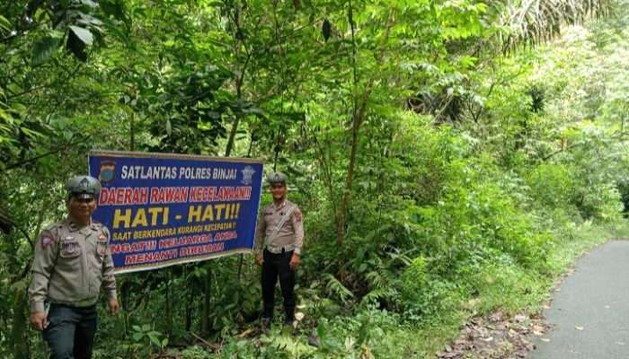 Sat Lantas Polres Binjai Pasang Spanduk Imbauan di Lokasi Rawan Kecelakaan Jelang Natal dan Tahun Baru 2025