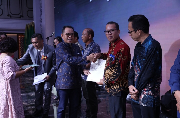 Serahkan Sertipikat Rumah Ibadah
