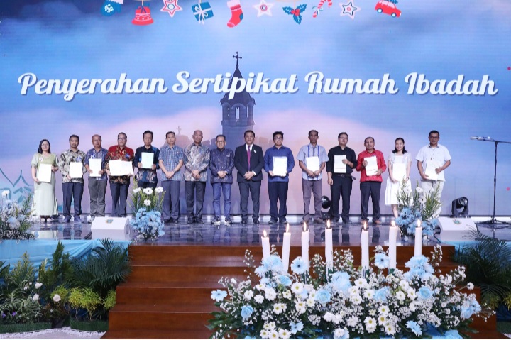 Serahkan Sertipikat Rumah Ibadah