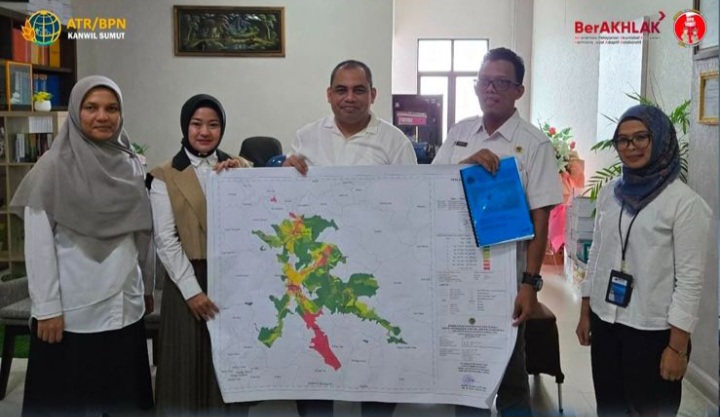 Kantah Taput Serahkan Peta ZNT