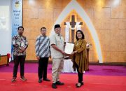 Jelang Perayaan Natal, Menteri Nusron Serahkan Sertipikat untuk Gereja yang Berdiri sejak 1968