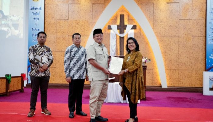 Jelang Perayaan Natal, Menteri Nusron Serahkan Sertipikat untuk Gereja yang Berdiri sejak 1968