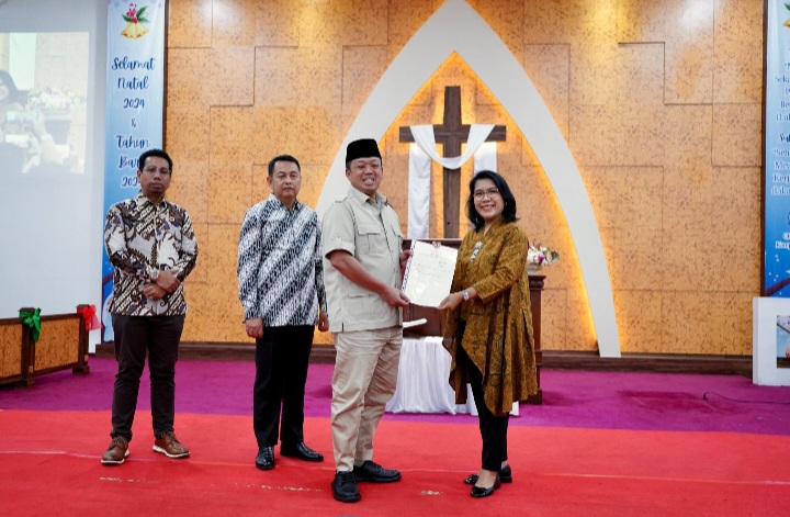 Serahkan Sertifikat Tanah ke Gereja Pasundan