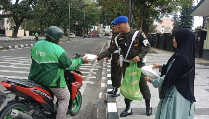 Awali Tahun Baru dengan Berkah: Dandenpom I/5 Medan dan Ketua Persit KCK Bagikan Kebahagiaan