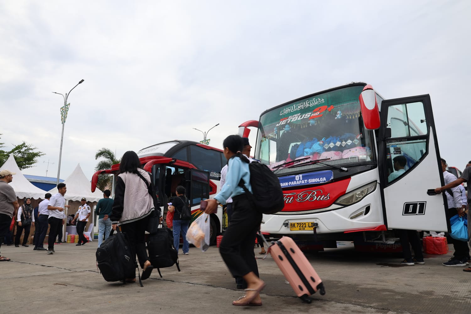 Penumpang Bus Menurun