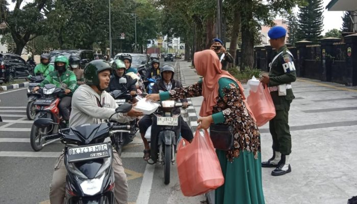 Giat Rutin Jumat Berkah Denpom I/5 Bersama Persit KCK Berikan Kebahagiaan bagi Warga Membutuhkan