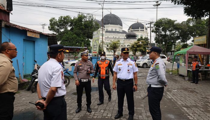 Tim Terpadu PLAJ Gelar Penertiban Bersama Atasi Macet di Jalan SM Raja 