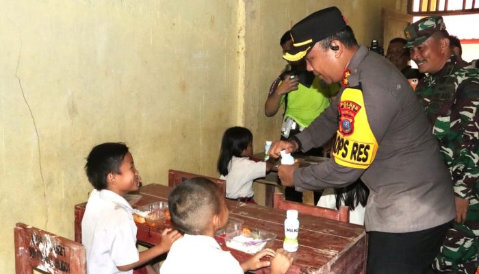 Kapolres Nias Salurkan Bantuan ke SDN 078481 Uluna’ai Hiligodu