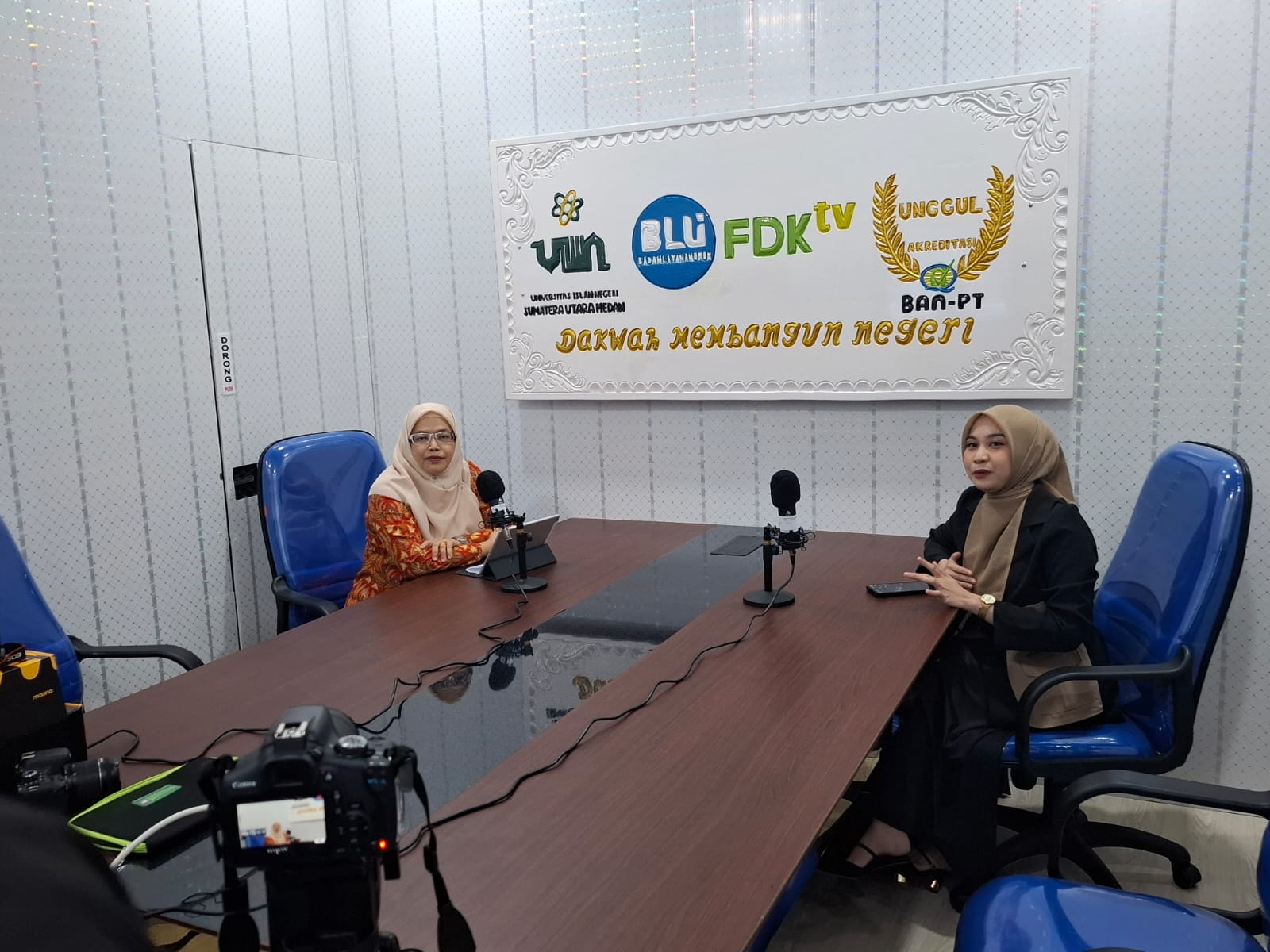 Rektor UIN Sumut Prof Dr Nurhayati M.Ag, sedang Podcast di ruang Laboratorium FDK TV UINSU Medan, bersama presenter Putri Rahmadani Zein M.Sos. Rektor menyampaikan program unggulan UINSU selama 2025 ini.