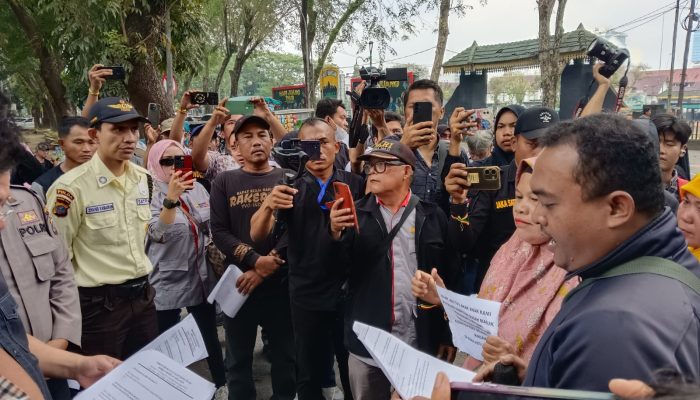 Orangtua CASIS Korban Penipuan ‘Nina Wati’ Gelar Aksi Demo, Tuntut Keadilan!