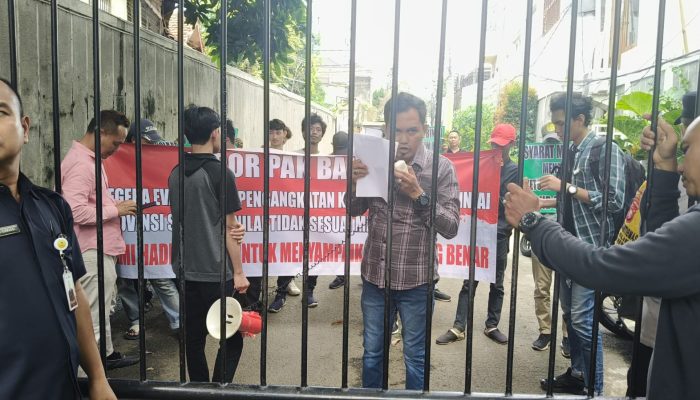 Unjukrasa di depan Kantor Golkar, Massa Minta Pembatalan SK Pengangkatan Ketua DPRD Binjai