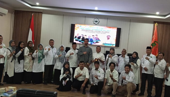 Dosen IIIS Qom Iran Prof Ghasem Mohammadi Mengajar di FDK UINSU