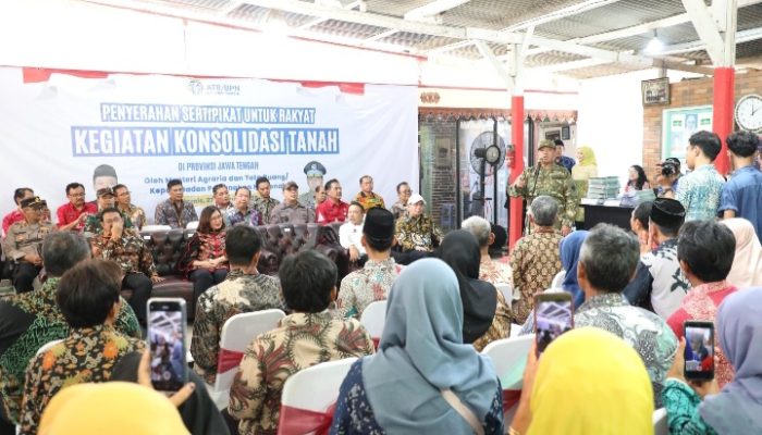 Menteri Nusron Serahkan 965 Sertipikat Konsolidasi Tanah di Jawa Tengah
