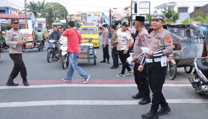 Kapolres Binjai Bagikan Takjil kepada Pengguna Jalan