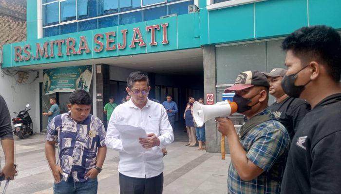 Puluhan Mahasiswa Demo dan Blokade Jalan, Tuntut Dokter Dipecat dan RS Mitra Sejati Ditutup