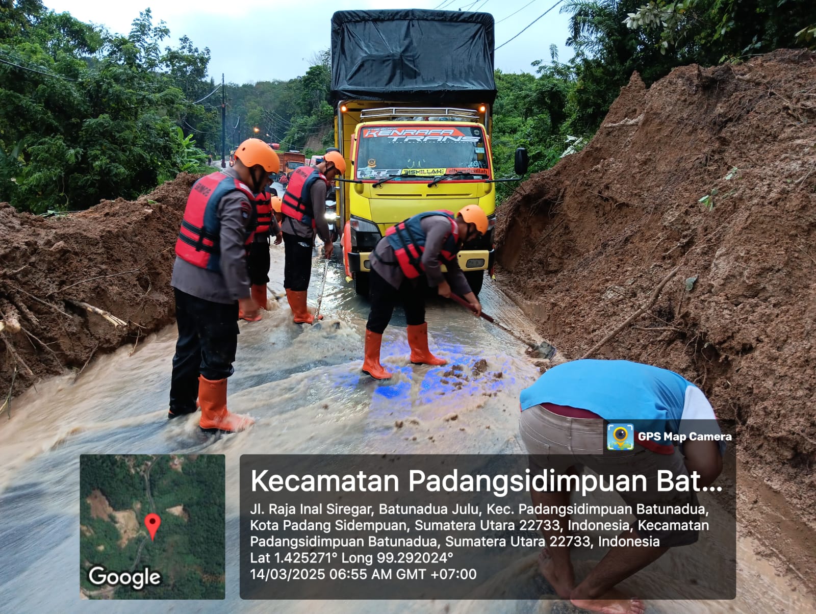 Evakuasi Longsor Padangsidempuan