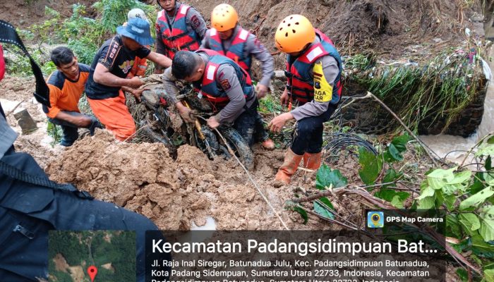 Personel Brimob Evakuasi dan Bersihkan Material Longsor di Padangsidempuan
