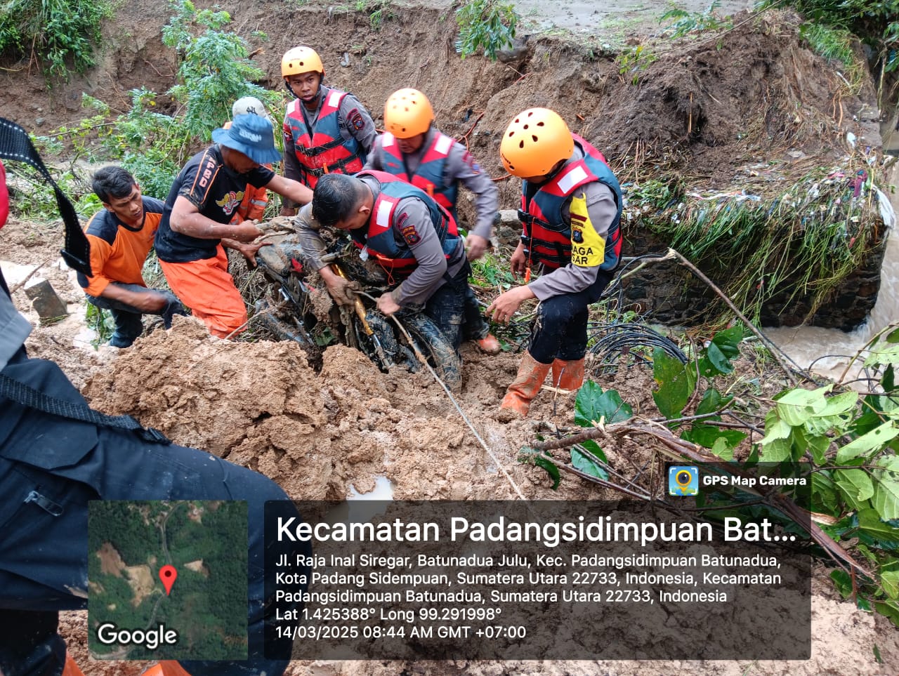 Evakuasi Longsor Padangsidempuan
