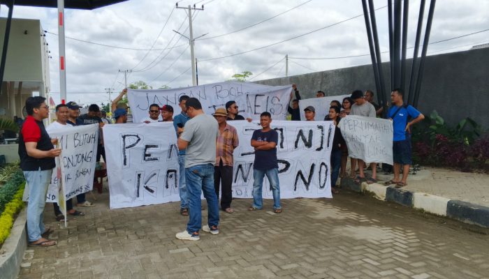 Gelar Aksi Damai, Warga Perumahan Cluster Elaeis Tagih Janji Depelover Penuhi PAM dan Bronjong