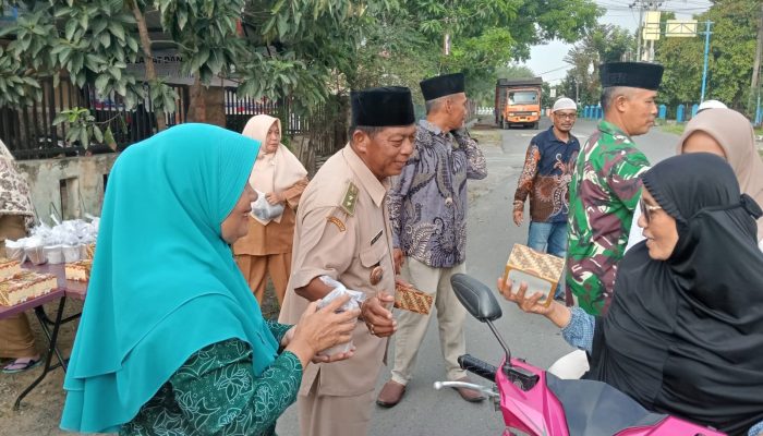 Lurah Rambung Barat Bersama Perangkat Kelurahan Berbagi Takjil di Bulan Ramadan