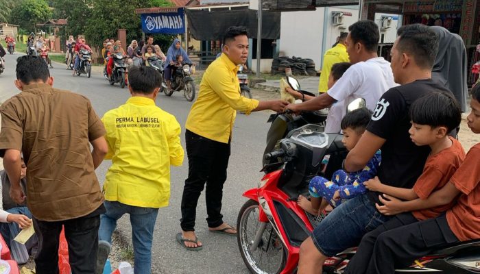 Perma Labusel dan FPK Kampung Rakyat Bagikan Takjil Gratis di Desa Tanjung Medan
