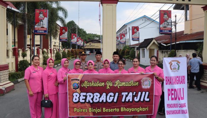 Sat Binmas Bersama Sat Resnarkoba Polres Binjai Berbagi Takjil Untuk Masyarakat