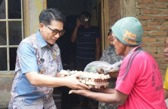Serahkan Bantuan
