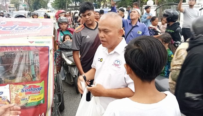 Dipimpin HA Nuar Erde, Wartawan di IMO Sumut Berbagi Berkah Ramadan Kepada Pengguna Jalan