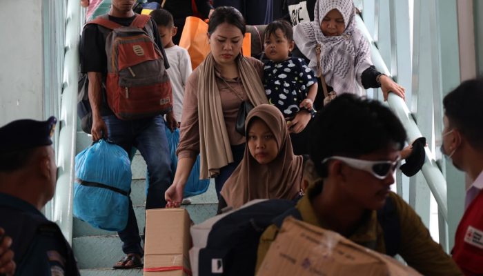 Pemprovsu Berangkatkan Gelombang Terakhir Pemudik Moda Bus dan Kereta Api