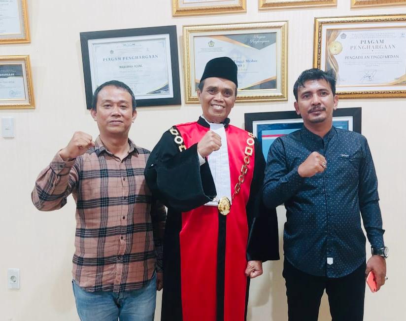 Jon Sarman Saragih ketika dilantik jadi Ketua PN Medan dihadiri Ketua Forwakum Aris Rinaldi Nasution dan Kabid Hukum Forwakum Sumut Rido Adeward Sitompul, SH di Pengadilan Tinggi Medan.