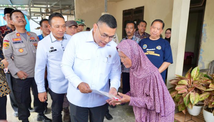Serahkan Sertipikat Elektronik Door to Door di Semarang, Wamen Ossy Tekankan Soal Keamanan dan Kemudahan Akses