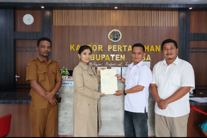 Serahkan 80 Sertipikat Elektonik