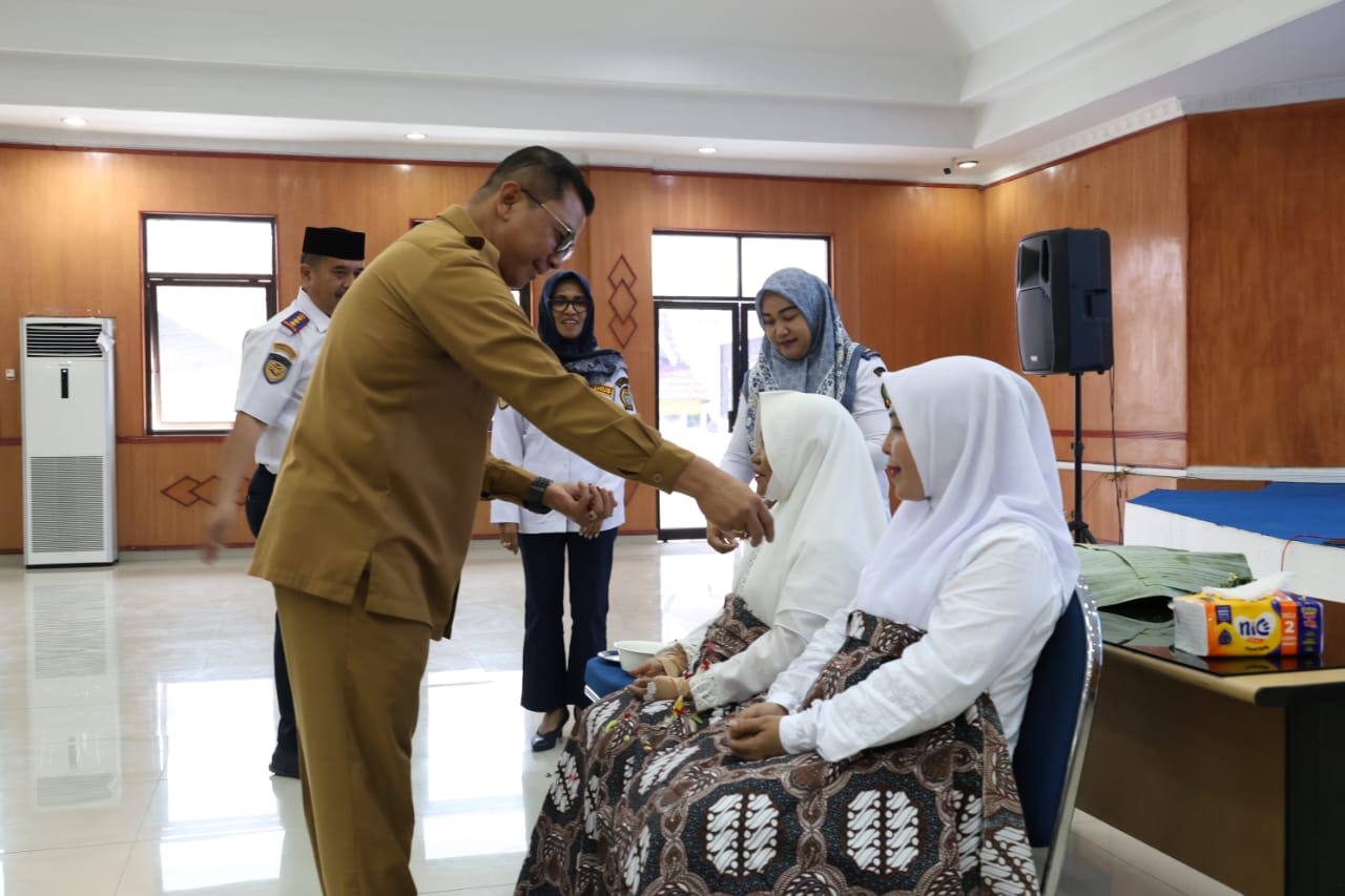 Berangkatkan Pegawai Naik Haji