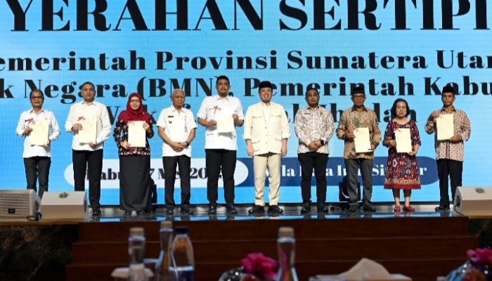Menteri ATR/BPN Nusron Wahid Serahkan 875 Sertifikat Tanah Secara Simbolik di Medan