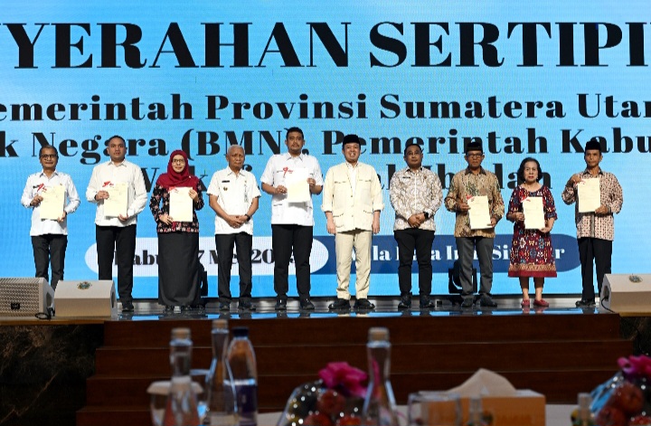 Serahkan Sertipikat di Medan
