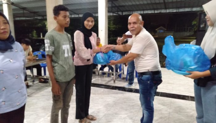 Ketua PBVSI Kota Binjai Serahkan Bantuan Sarana Olahraga kepada Atlet dan Klub Voli