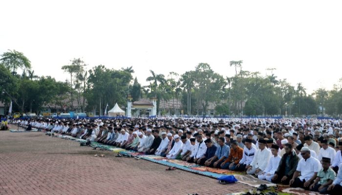 Maknai Iduladha sebagai Pengorbanan Pemimpin untuk Rakyat, Gubernur Bobby Salat Iduladha dan Serahkan Hewan Kurban di Deliserdang