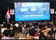 Pemerintah Serahkan 1.120 Sertipikat Tanah untuk Transmigran di Sukabumi, Wamen Ossy: Ini Pengakuan Negara