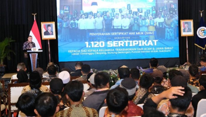 Pemerintah Serahkan 1.120 Sertipikat Tanah untuk Transmigran di Sukabumi, Wamen Ossy: Ini Pengakuan Negara