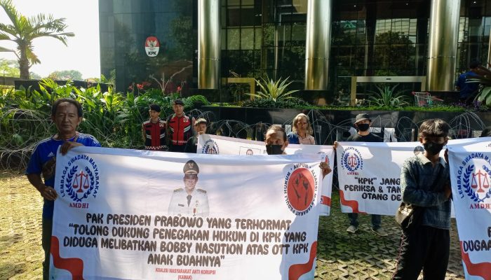 Massa KAMAK Geruduk KPK dan Istana, Desak Bobby Nasution Ditetapkan Tersangka