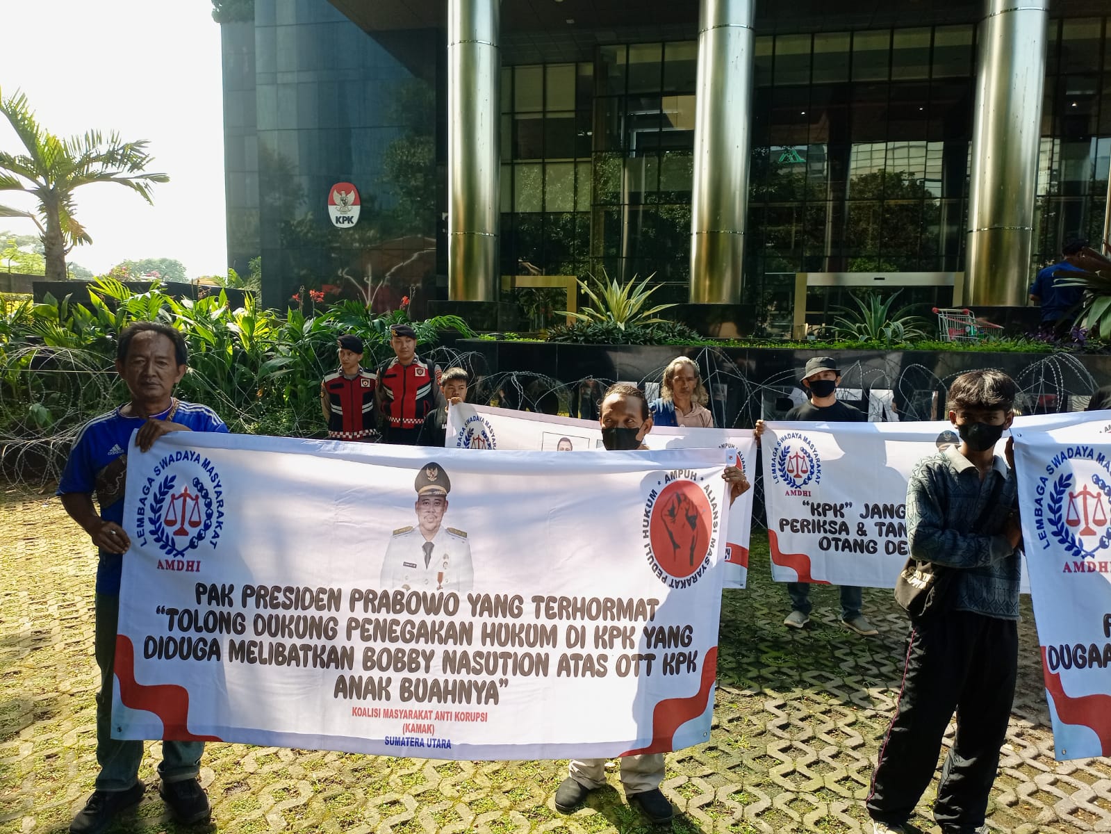 Tuntut Tangkap Bobby