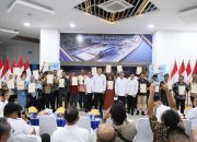 Serahkan Sertipikat di Sulteng