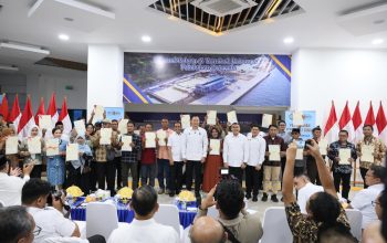 Serahkan Sertipikat di Sulteng