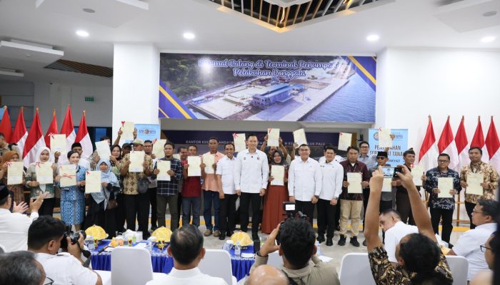 Menko AHY dan Wamen Ossy Serahkan 160 Sertipikat Tanah kepada Pemda dan Masyarakat Sulteng