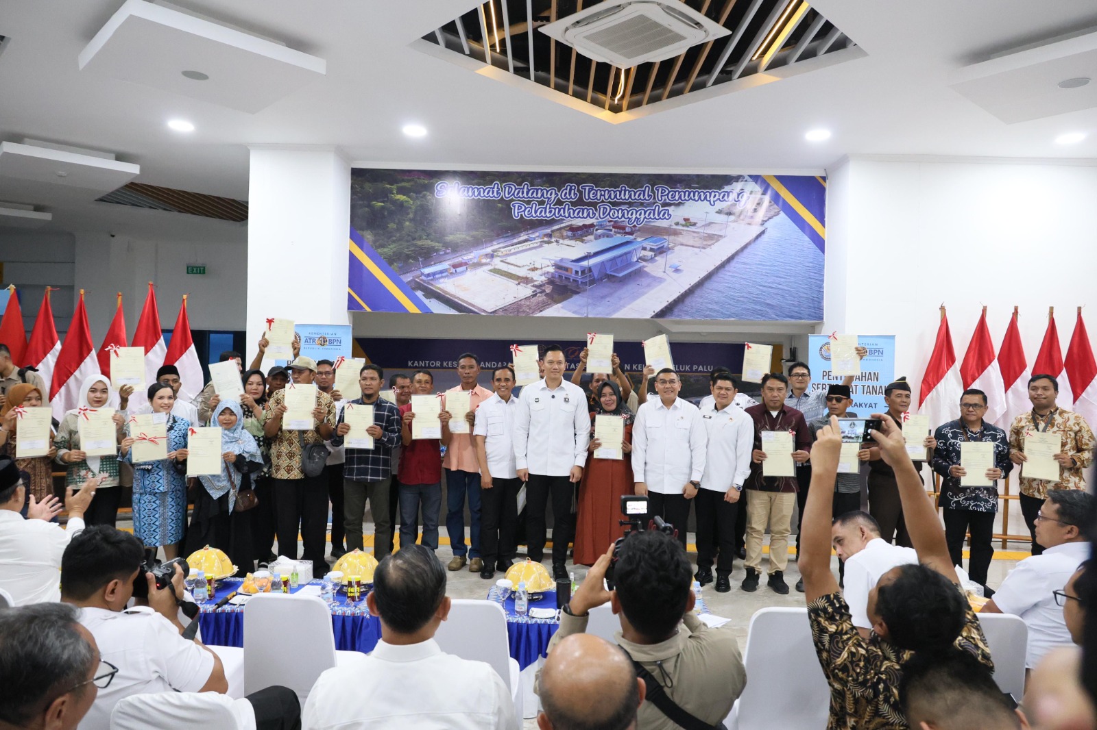 Serahkan Sertipikat di Sulteng