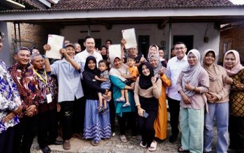Serahkan Sdrtipikat di Pacitan