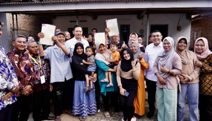 Lampaui Target Penyelesaian PTSL, Menko AHY dan Wamen Ossy Serahkan Langsung Sertipikat ke Masyarakat Pacitan