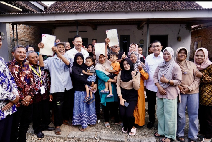 Serahkan Sdrtipikat di Pacitan